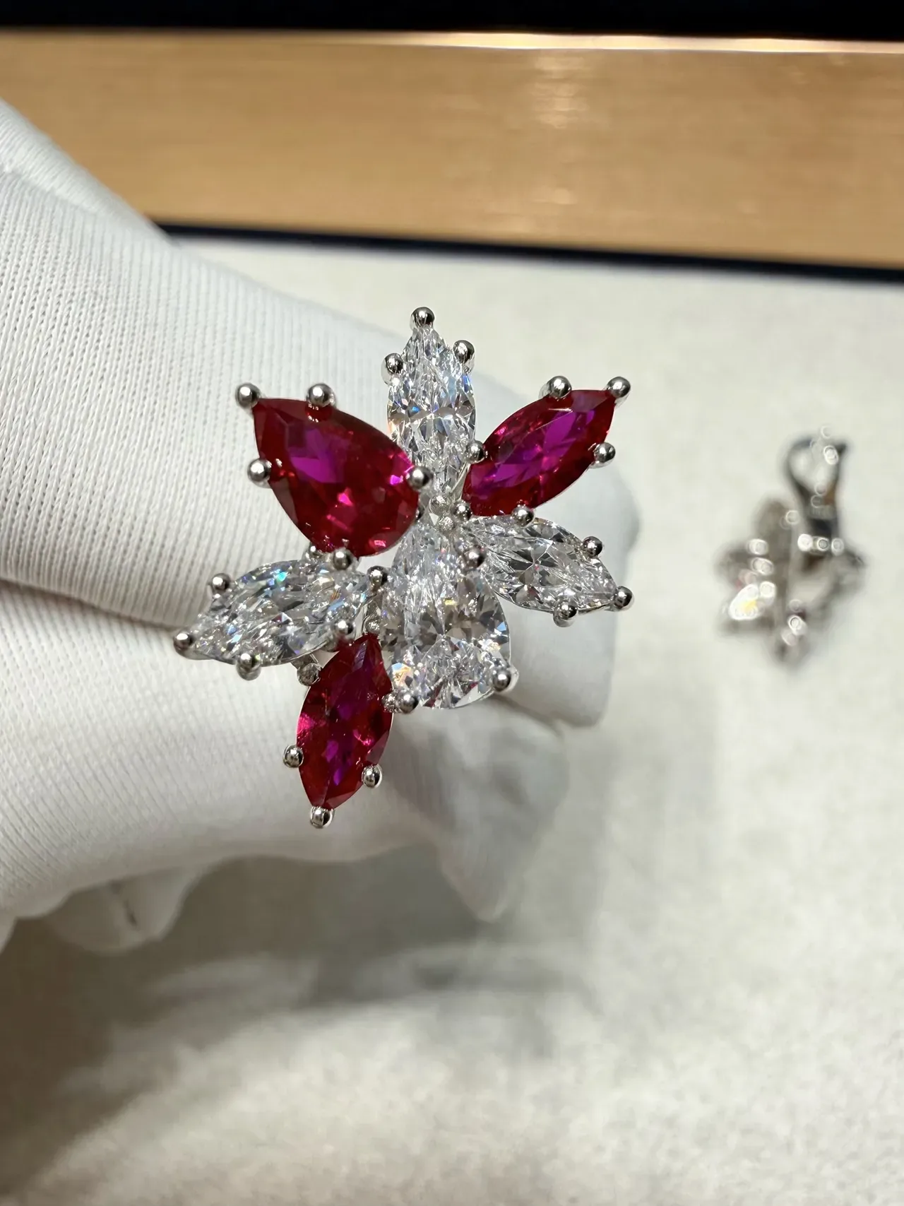 Aretes con cluster floral de rubíes de corte marquise y diamantes 5