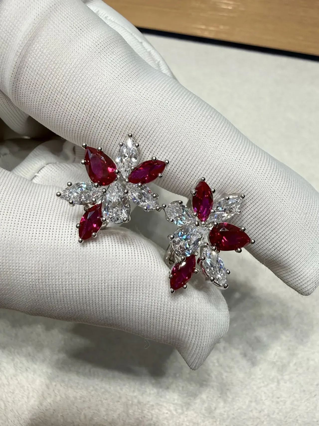 Aretes con cluster floral de rubíes de corte marquise y diamantes 6