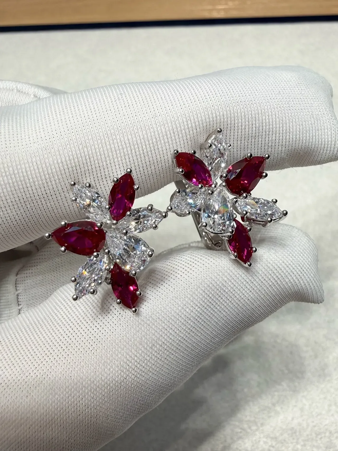 Aretes con cluster floral de rubíes de corte marquise y diamantes 7