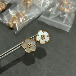 Brincos de botão floral de quatro folhas de madrepérola e dourados