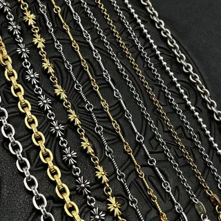 سلاسل ذهبية وفضية مع نقش زهور
