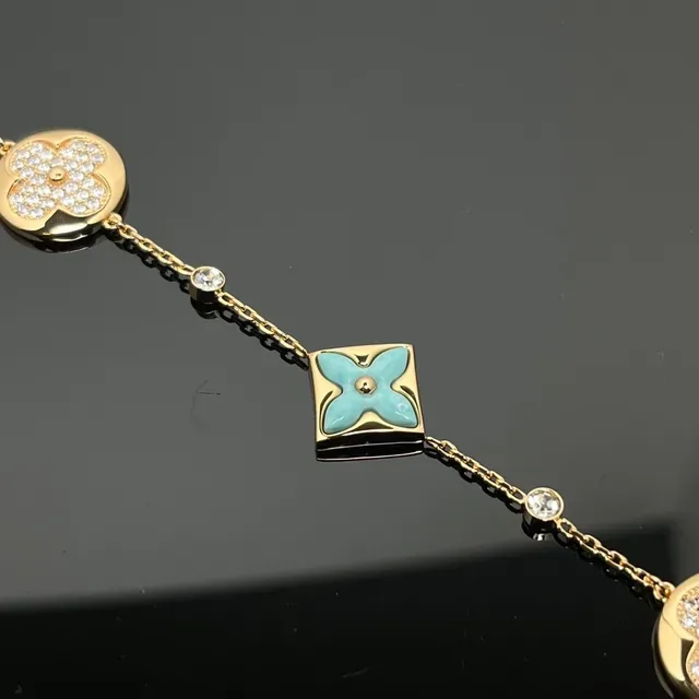 Bracelete de Corrente Dourada e Azul Alternando Quadrados e Redondos Charms Florais 3