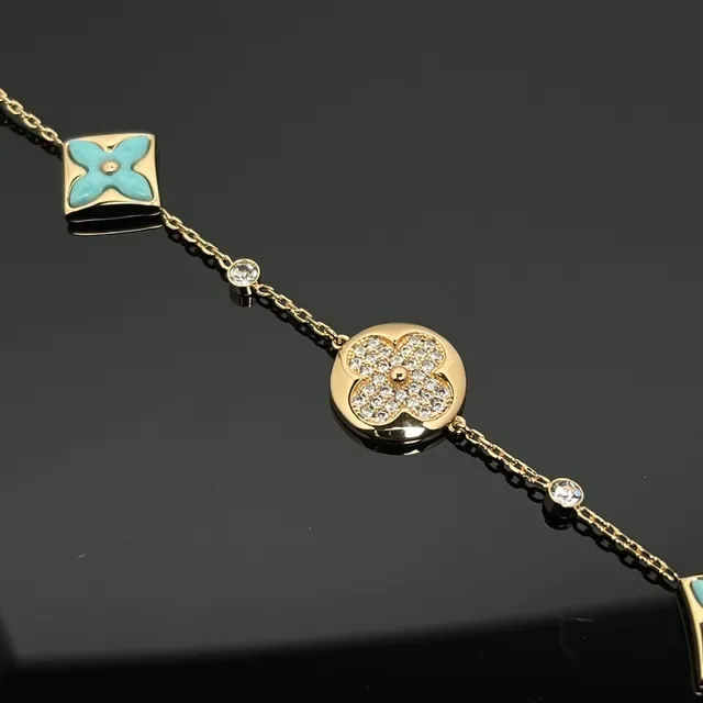 Bracelete de Corrente Dourada e Azul Alternando Quadrados e Redondos Charms Florais 4