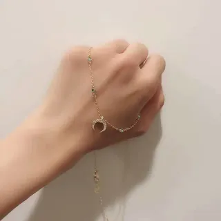 Pulsera de Cadena Dorada Azul con Colgante de Luna Creciente