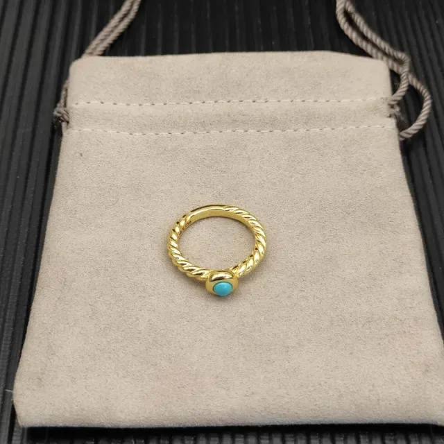 Bague cabochon pierre de turquoise avec bande dorée bleue torsadée 7