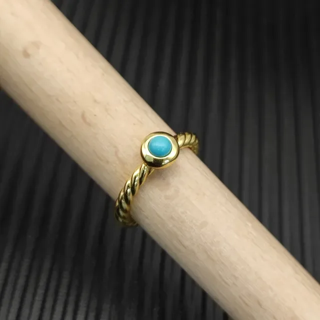 Bague cabochon pierre de turquoise avec bande dorée bleue torsadée 9
