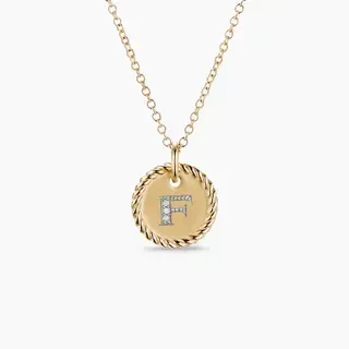 Collar con colgante de inicial F con borde de cuerda en oro