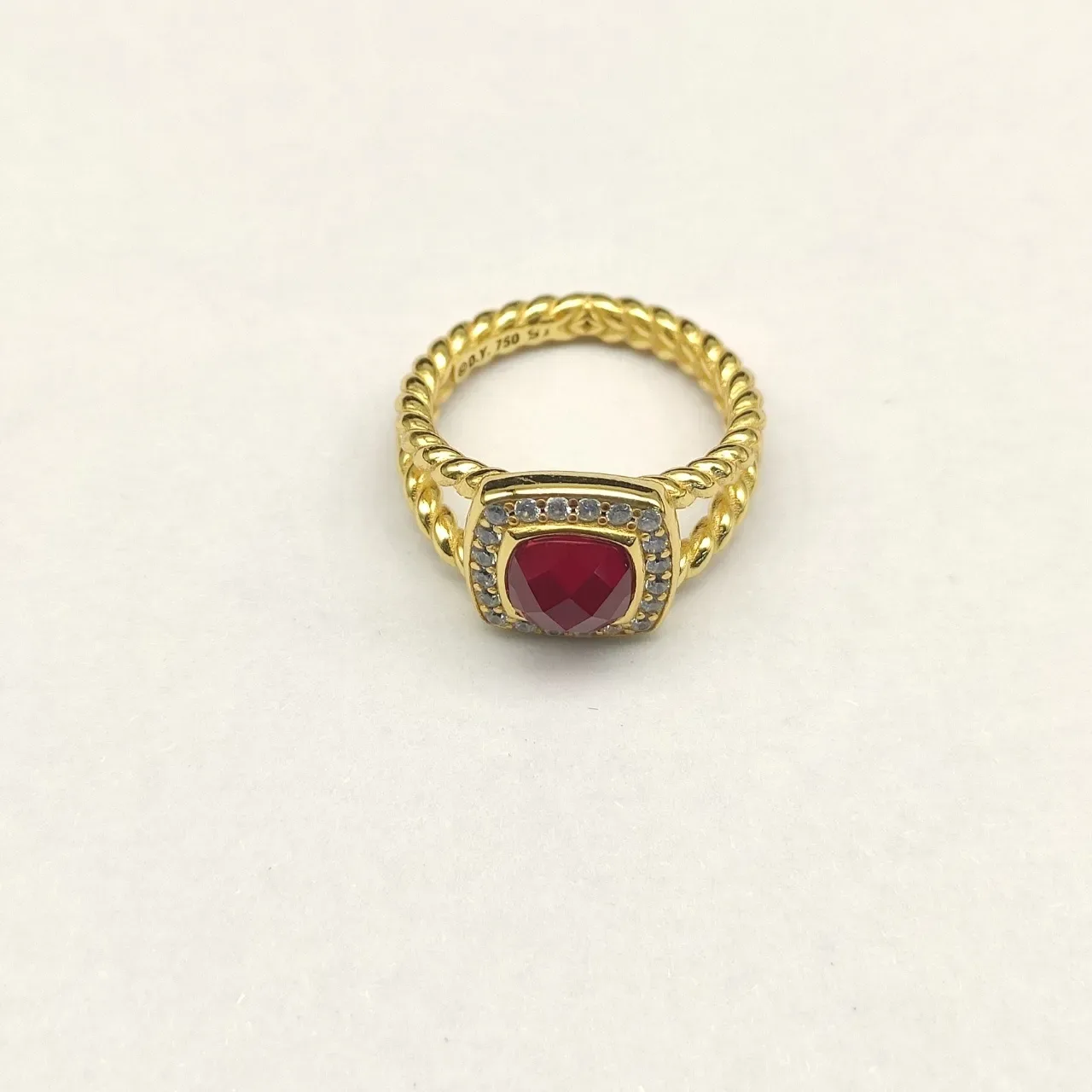 Anel de ouro com banda espiga Cushion-Cut gema vermelha halo 2