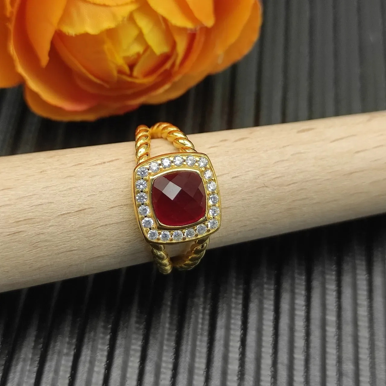 Anel de ouro com banda espiga Cushion-Cut gema vermelha halo 3
