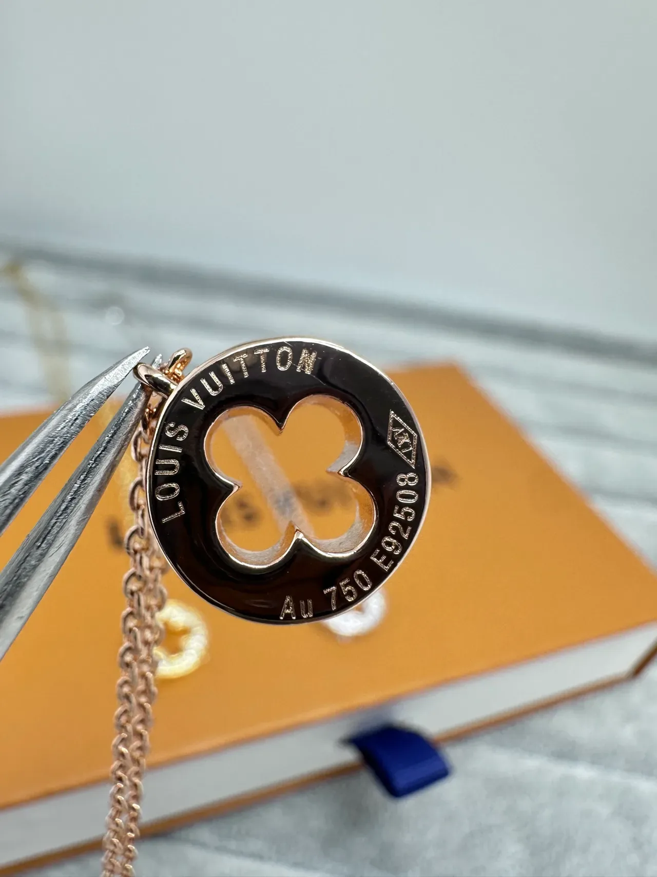 Gold Silver Circular Pavé-Set Pendant Four-Leaf Clover Cutout Necklace 2