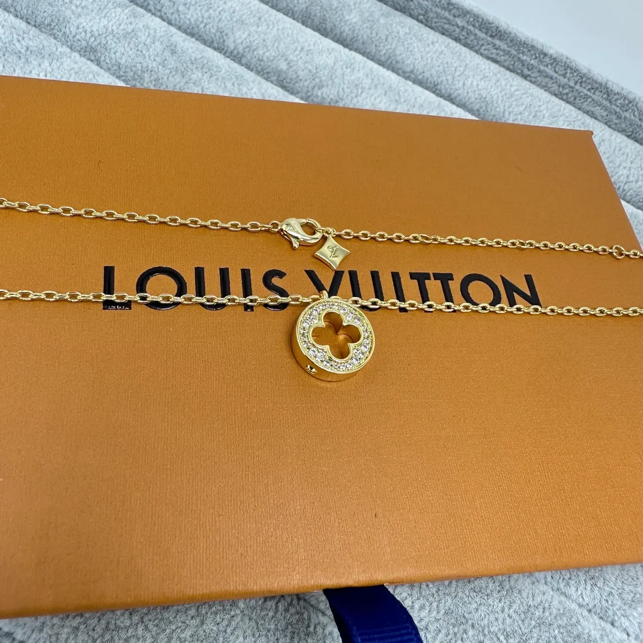 Gold Silver Circular Pavé-Set Pendant Four-Leaf Clover Cutout Necklace 3