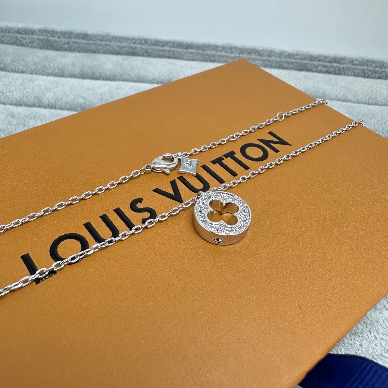 Gold Silver Circular Pavé-Set Pendant Four-Leaf Clover Cutout Necklace 4