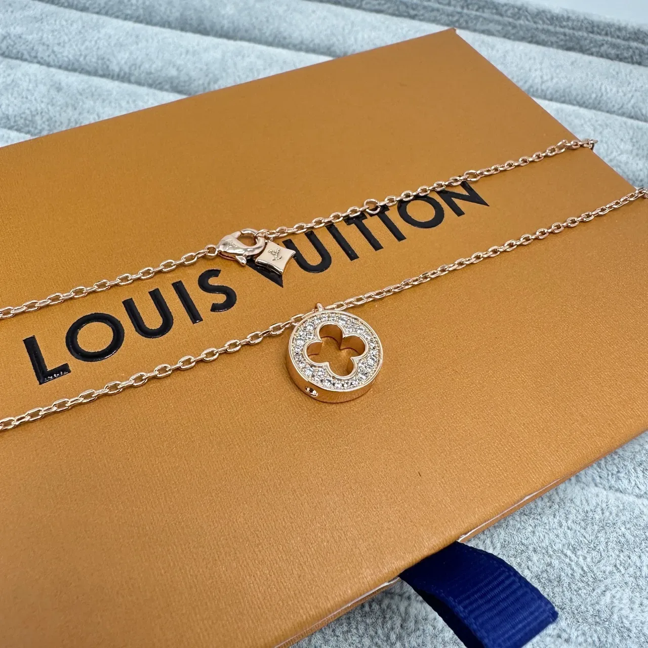 Gold Silver Circular Pavé-Set Pendant Four-Leaf Clover Cutout Necklace 5
