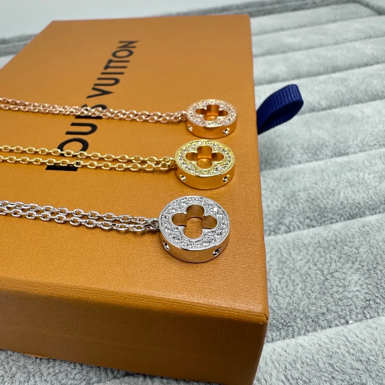 Gold Silver Circular Pavé-Set Pendant Four-Leaf Clover Cutout Necklace 6
