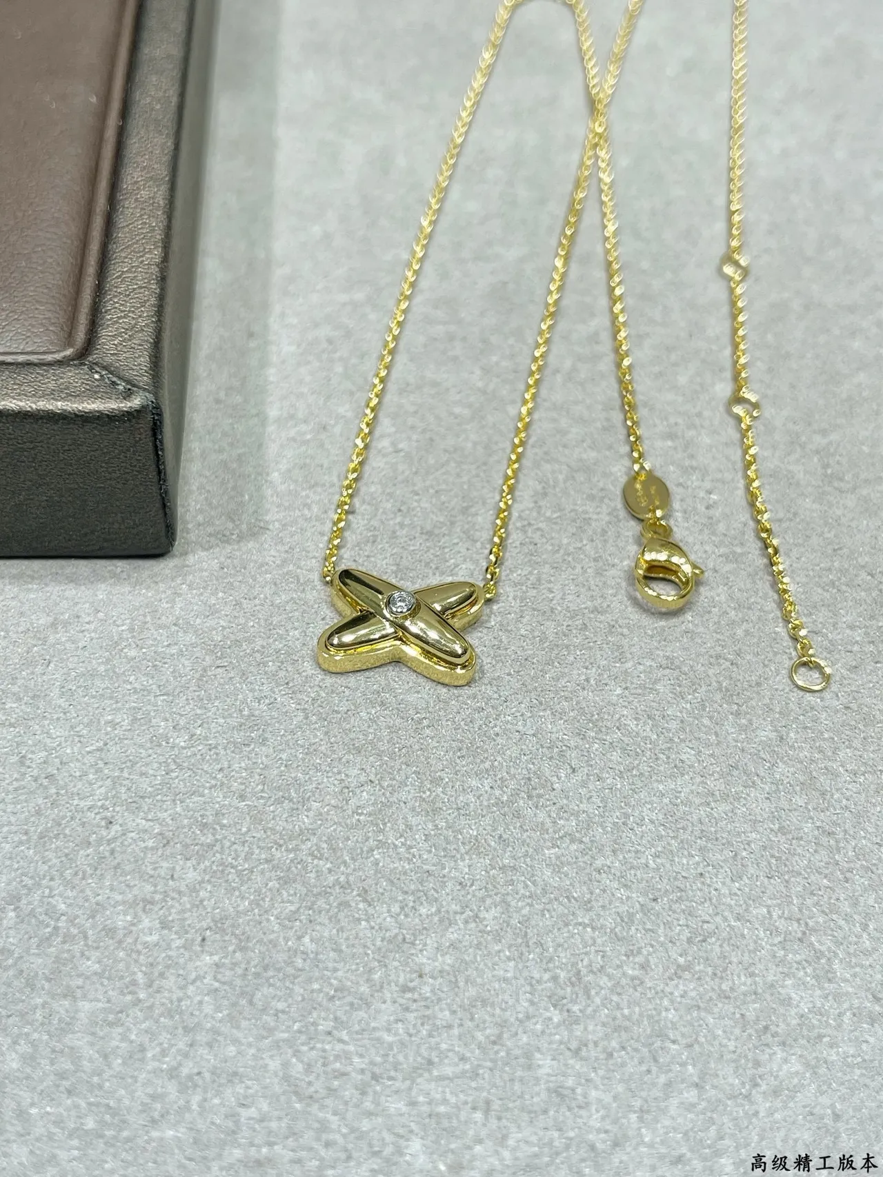 Gold Silver Cross-Shaped Pendant Single Central Stone Necklace 3