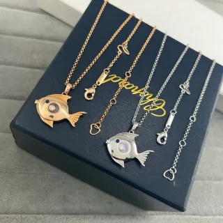 Collier avec pendentif poisson en or et argent, yeux garnis de gemmes