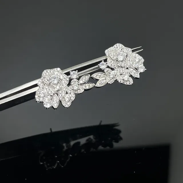Broche avec motif floral de rose en or et argent, embellissement de cristal pavé 3
