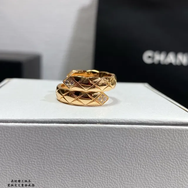 Gold Silver Quilted Geometric Motif Interlocking Band Design Ring 3