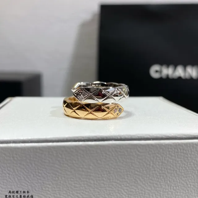 Gold Silver Quilted Geometric Motif Interlocking Band Design Ring 4