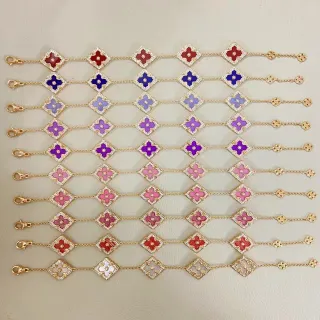 Pulsera de tono dorado con esmalte floral quatrefoil pavé