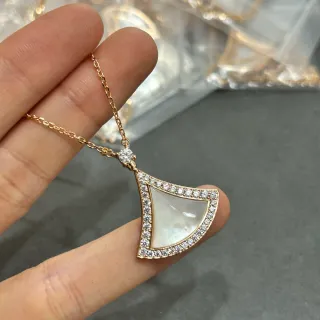 金色调扇形镶钻珍珠母贝吊坠项链