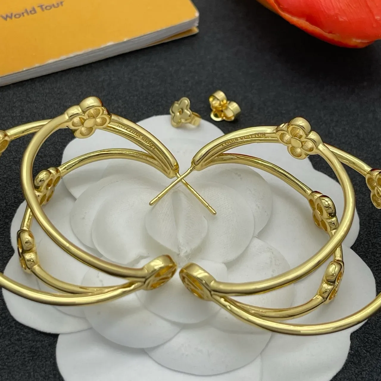 Boucles d'oreilles à anneaux doubles en ton doré avec motif floral et texturé 2