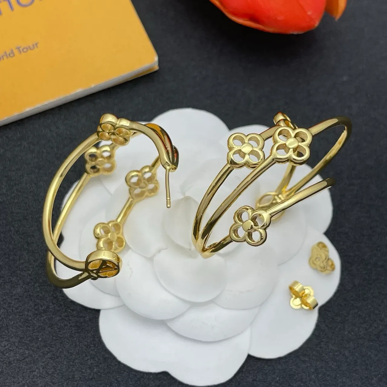 Boucles d'oreilles à anneaux doubles en ton doré avec motif floral et texturé 3