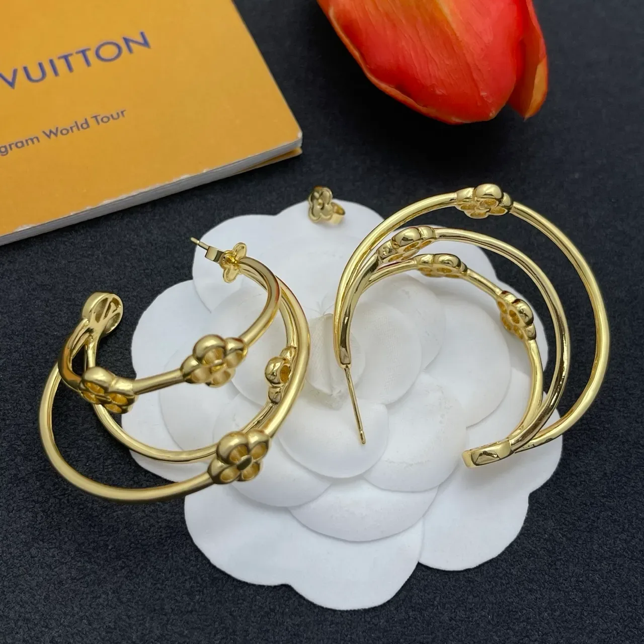 Boucles d'oreilles à anneaux doubles en ton doré avec motif floral et texturé 4