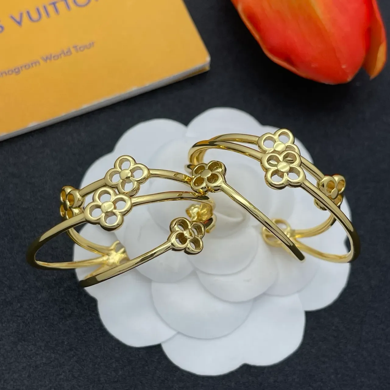 Boucles d'oreilles à anneaux doubles en ton doré avec motif floral et texturé 5