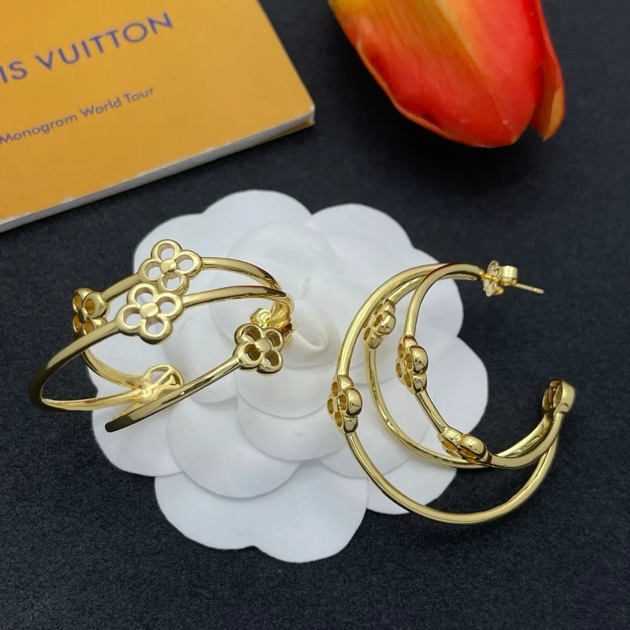 Boucles d'oreilles à anneaux doubles en ton doré avec motif floral et texturé 6