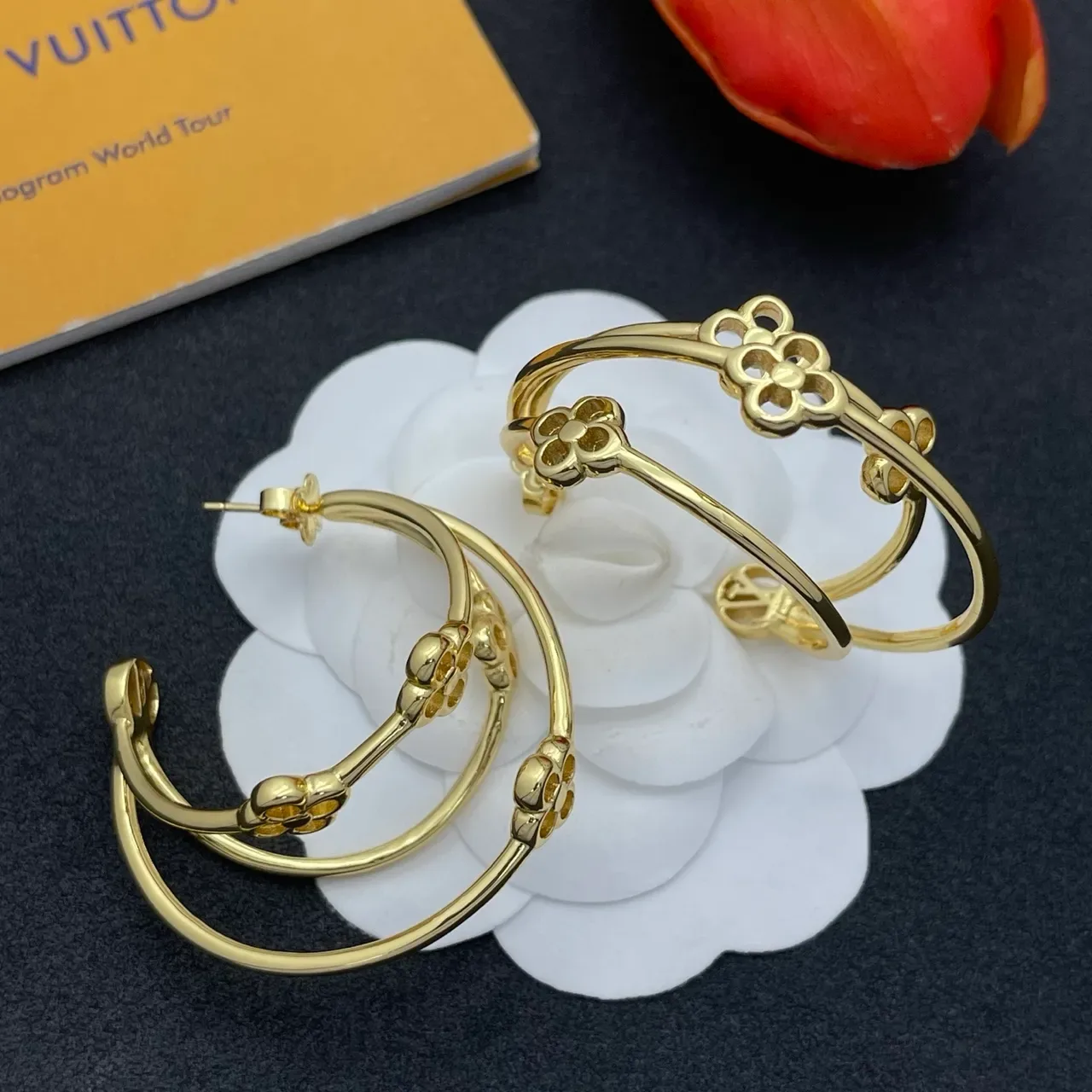 Boucles d'oreilles à anneaux doubles en ton doré avec motif floral et texturé 7