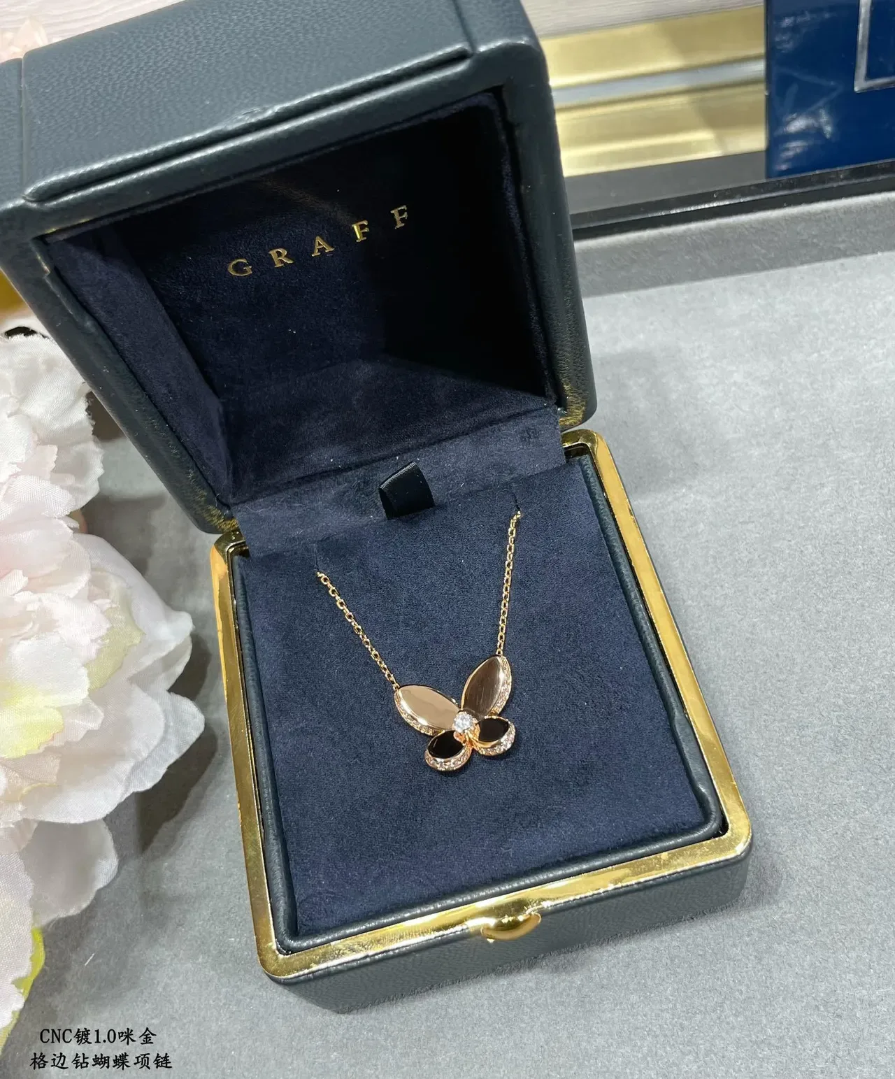 Collares de Mariposa con Borde Pavé en Oro 3