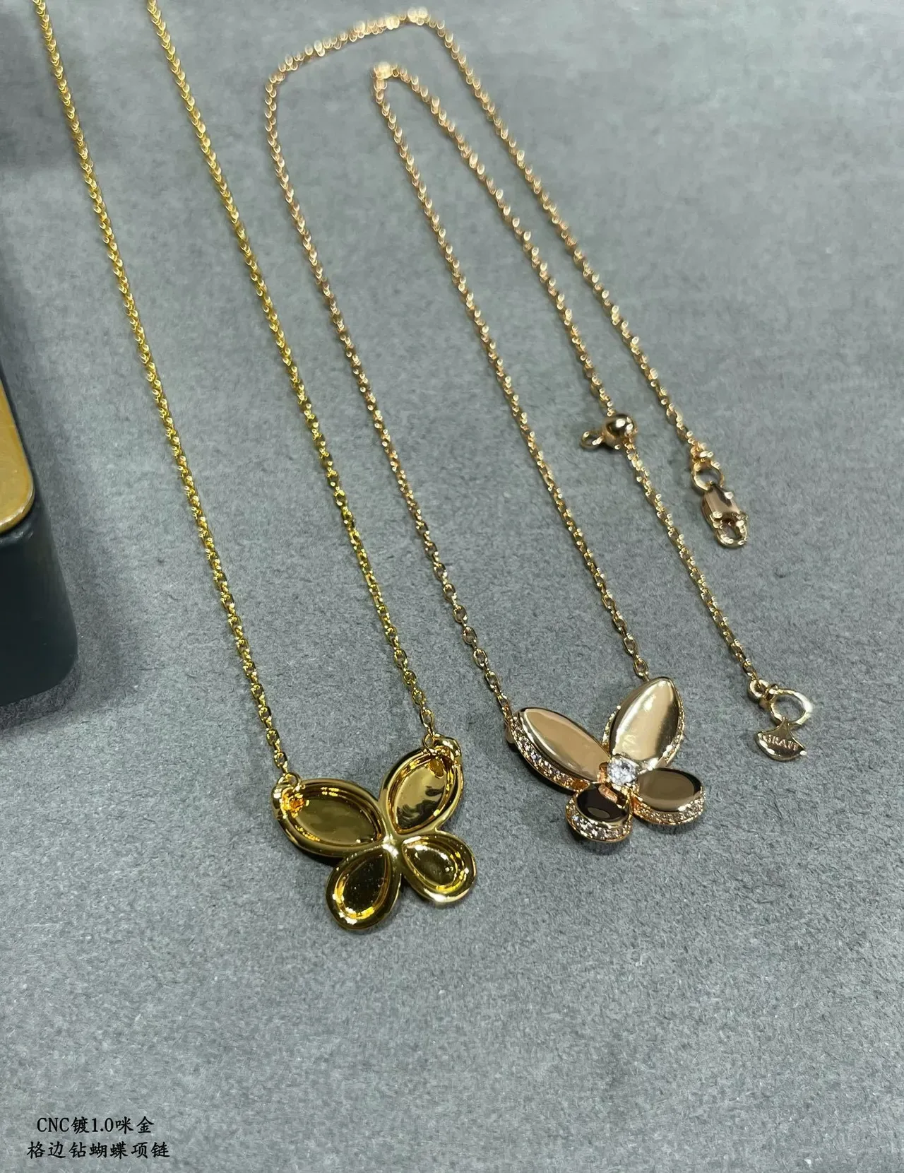 Collares de Mariposa con Borde Pavé en Oro 4