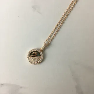 金色 Pavé 天鹅图案 圆形吊坠项链