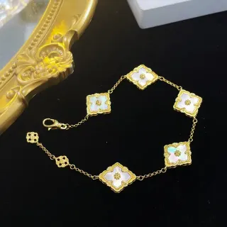 سوار ذهبي اللون برباعية الأوراق مع إنلاي لؤلؤ أمي وموتيف زهوري