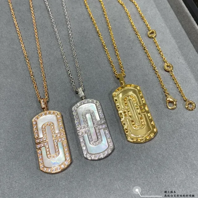 Colar com pingente retangular pavé-set de madrepérola em tom dourado 2