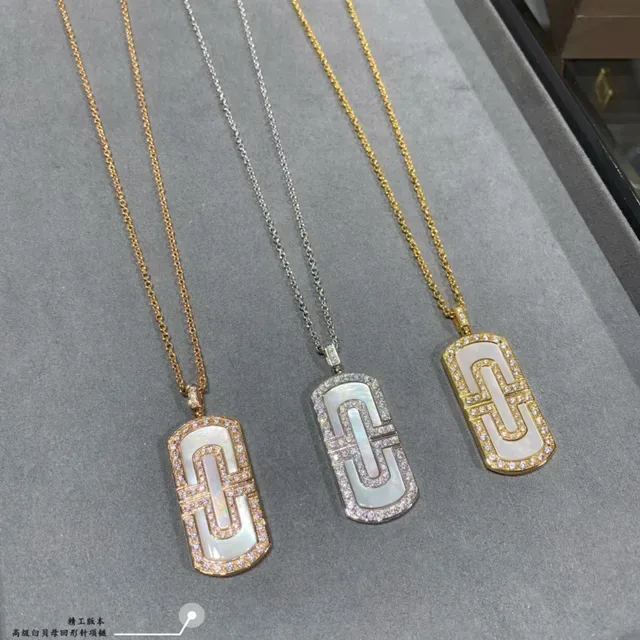 Colar com pingente retangular pavé-set de madrepérola em tom dourado 3