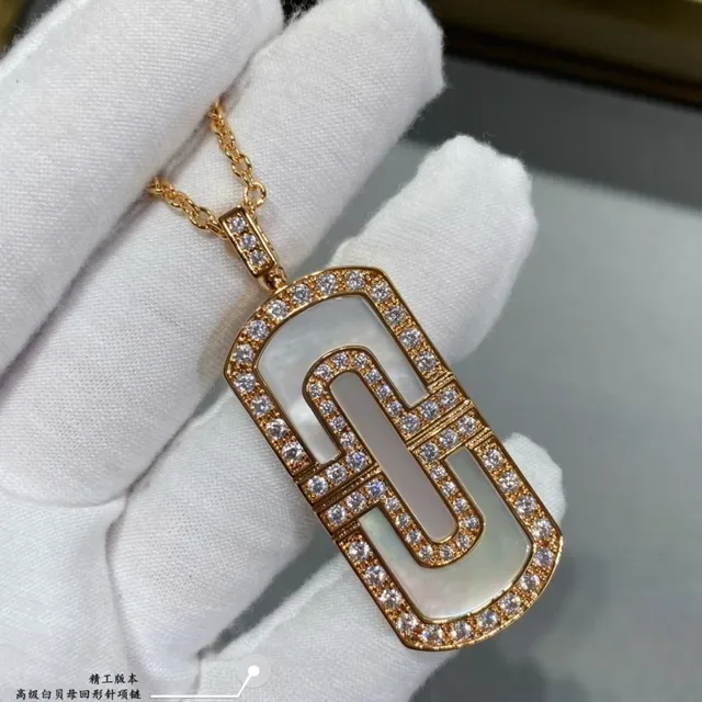 Colar com pingente retangular pavé-set de madrepérola em tom dourado 4