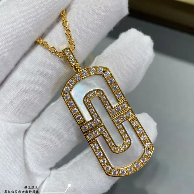 Colar com pingente retangular pavé-set de madrepérola em tom dourado 5