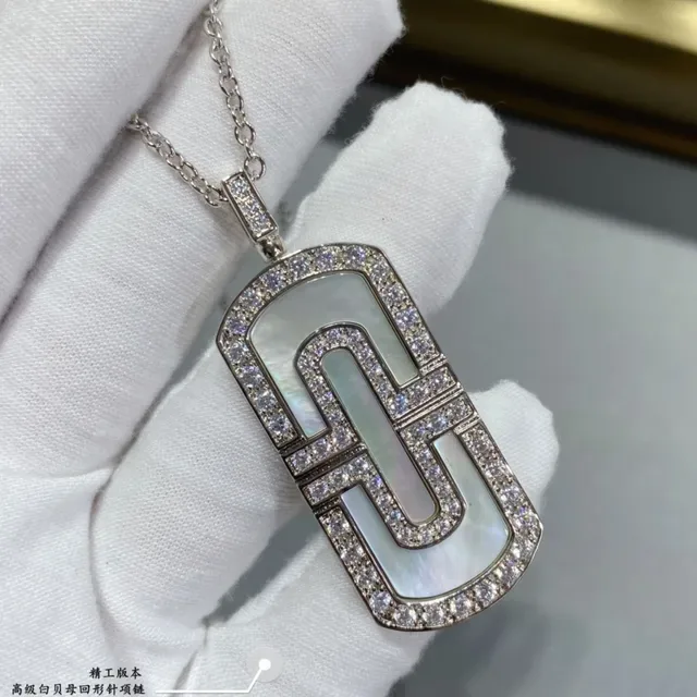 Colar com pingente retangular pavé-set de madrepérola em tom dourado 6