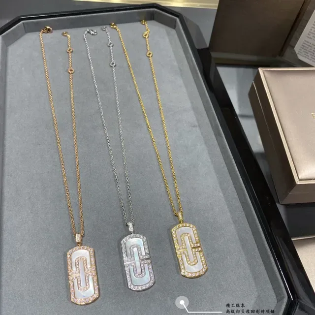 Colar com pingente retangular pavé-set de madrepérola em tom dourado 7