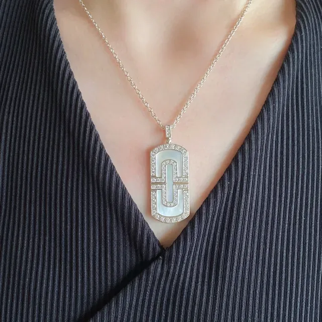 Colar com pingente retangular pavé-set de madrepérola em tom dourado 9