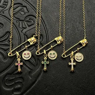 سلاسل بلون ذهبي مع تعليقات مشبك أمان، وجه مبتسم وصليب