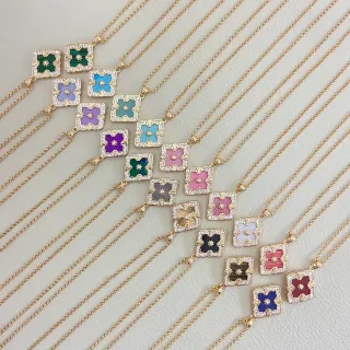 Colliers avec pendentif carré en émail floral doré