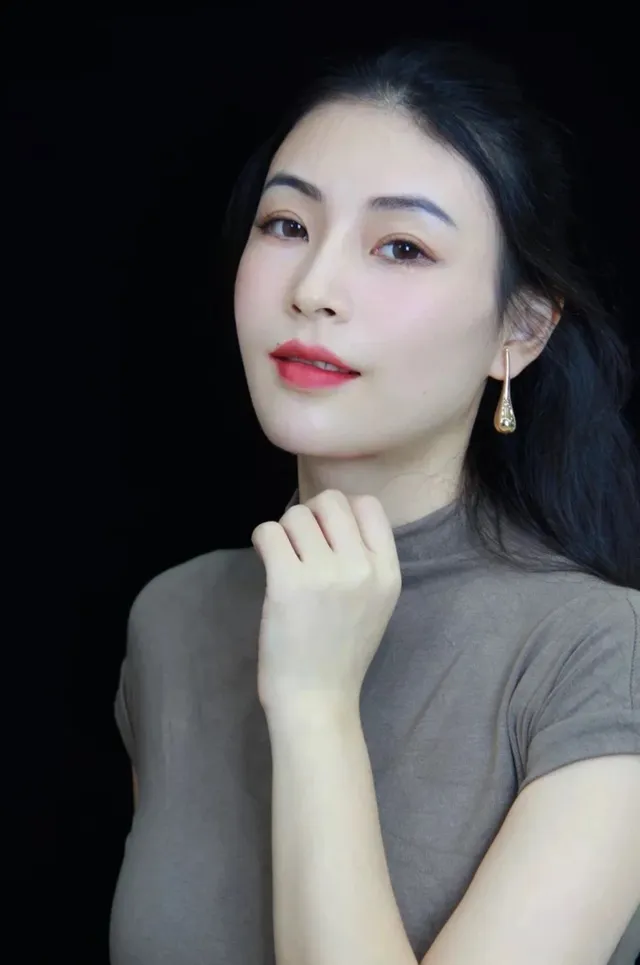 Gold-Toned Teardrop Dangling Earrings 3