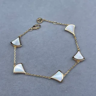 Pulseira de corrente dourada branca em forma de leque com incrustações de madrepérola
