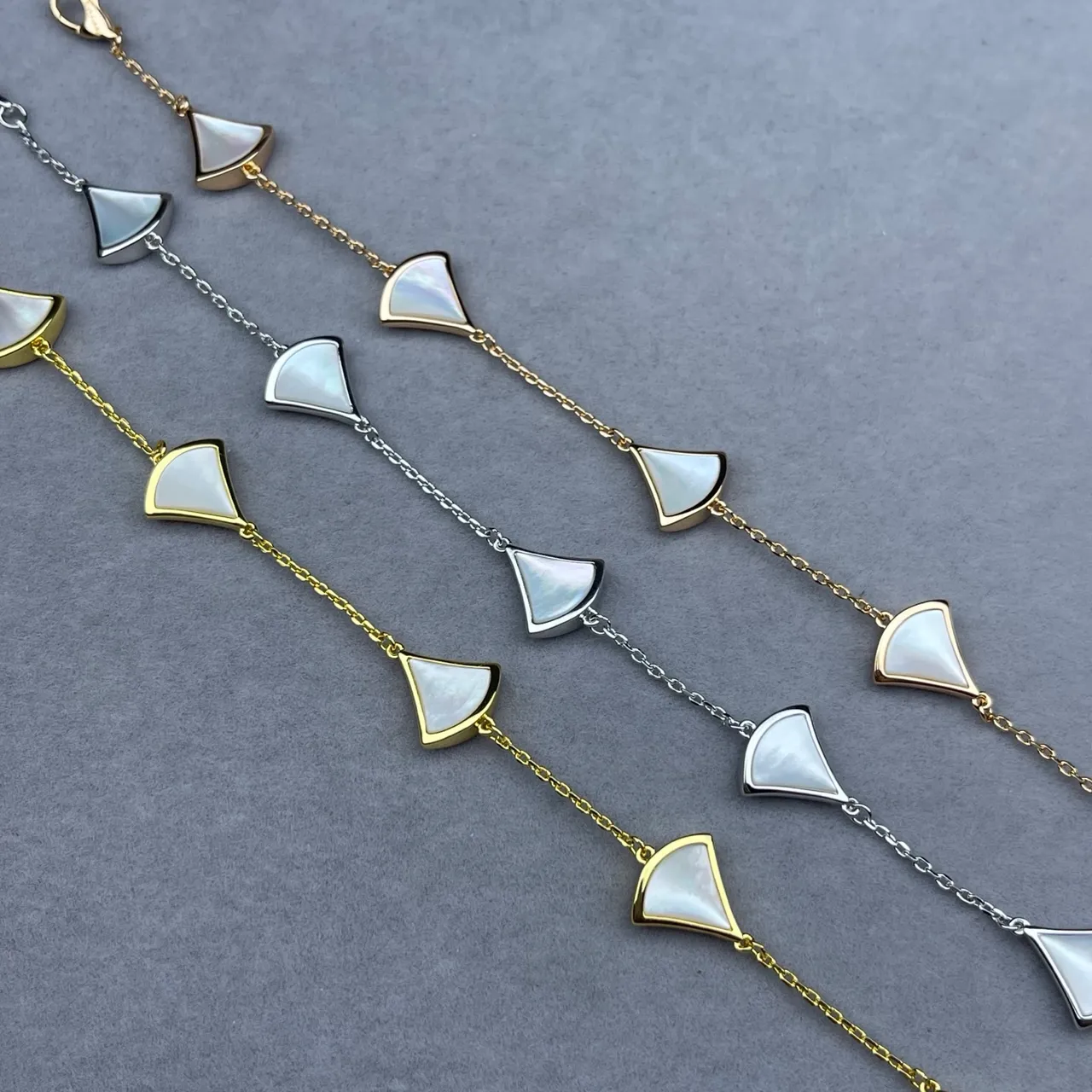 Gold White Chain Fan-Shaped Mother-of-Pearl Inlays Bracelet 2