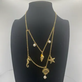 Colar de corrente de ouro branco com multi-charm design em camadas
