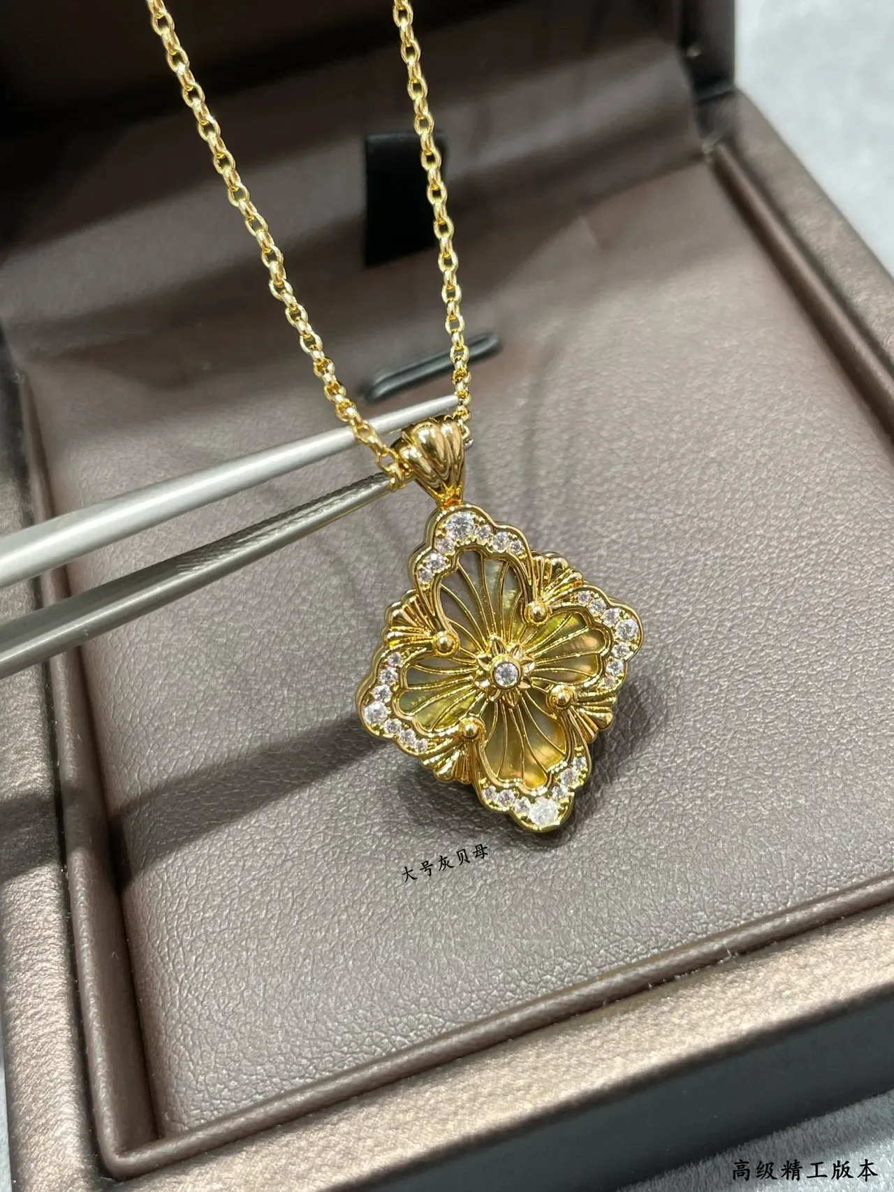 Colar com pingante floral de ouro branco em forma de quatrefoil pavé-set com pedras transparentes 3
