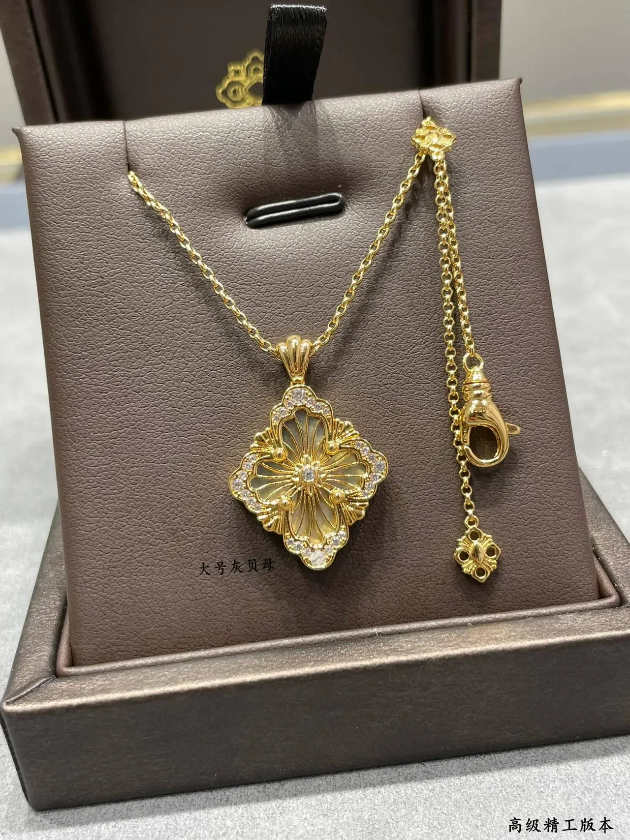 Colar com pingante floral de ouro branco em forma de quatrefoil pavé-set com pedras transparentes 4